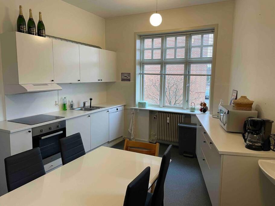 Cozy 4-Bedroom Apartment Ольборг Экстерьер фото